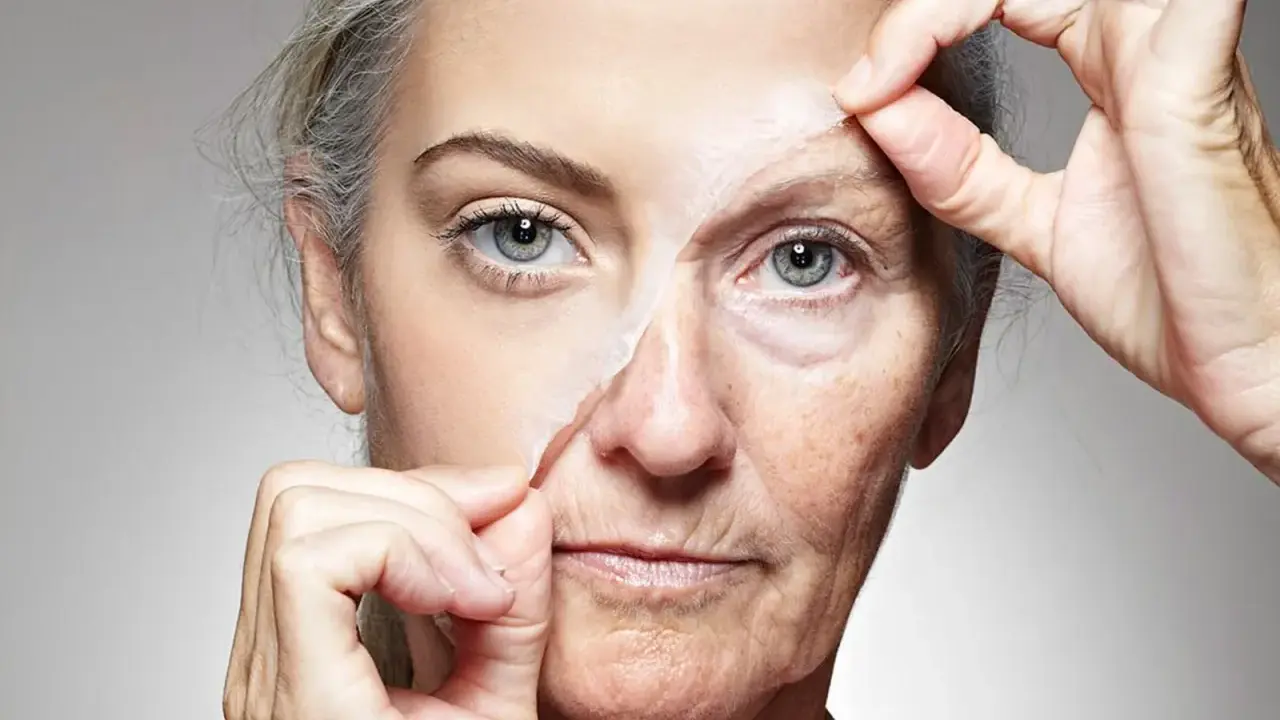 Visage d'une femme dont la peau est retirée, révélant les signes du vieillissement cutané.