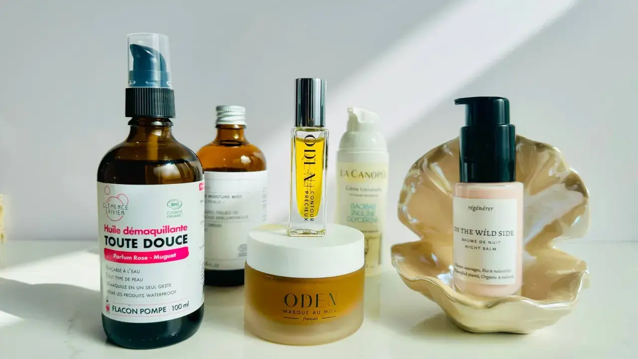 Routine de soins pour le visage sec : démaquillant doux, brume hydratante, baume de nuit et masque au miel.