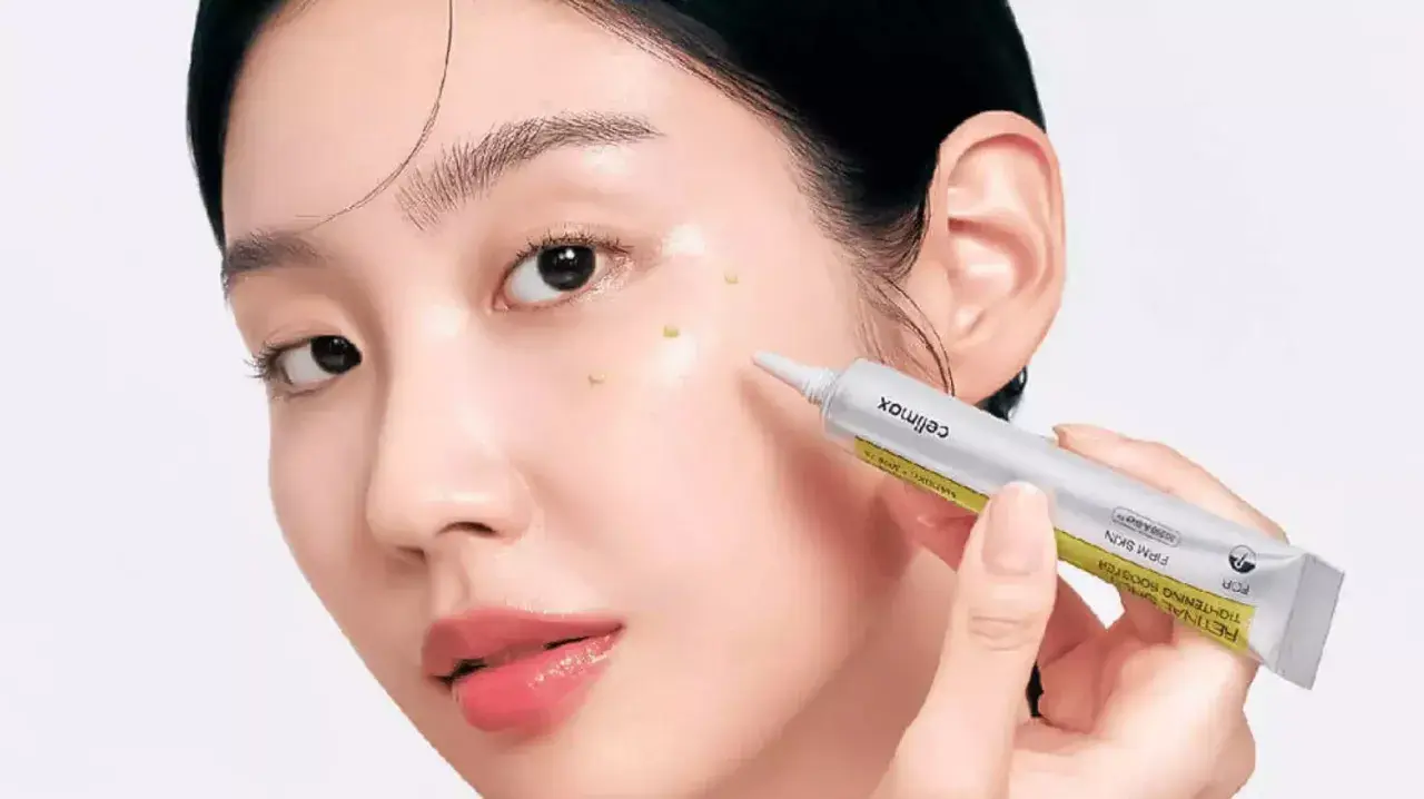 Application d'un sérum au rétinol, pour éviter le retinol effet secondaire, une peau éclatante.