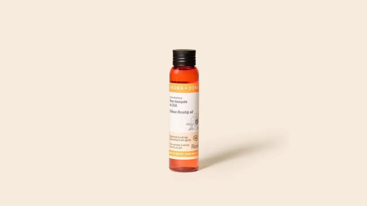 Flacon d'huile de rose musquée du Chili. Bien que bénéfique, il faut être vigilant quant à l'huile de rose musquée danger potentiel pour les peaux sensibles.