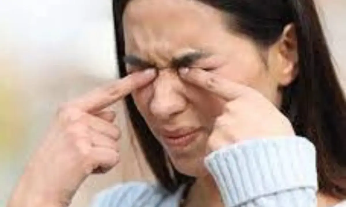 Une femme se frotte les yeux, une sensation de paupière qui gratte la dérange.