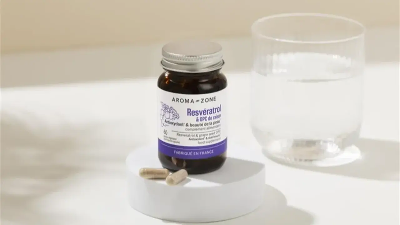 Flacon de resvératrol et OPC de raisin, antioxydant. Bien que le resvératrol soit vanté pour ses bienfaits, il est important de connaître le resvératrol danger potentiel.