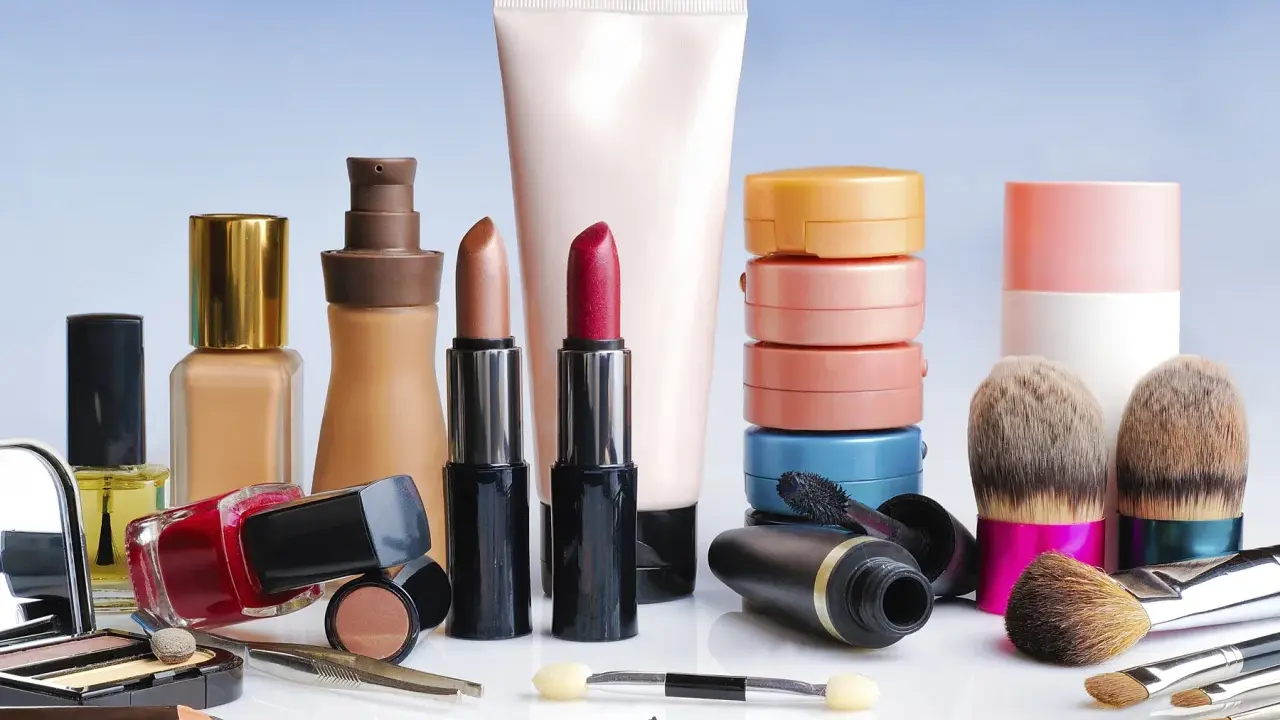 Collection de produits cosmétiques, dont rouges à lèvres, vernis et pinceaux. Un produit cosmétique sans date de péremption, idéal pour une trousse de beauté.