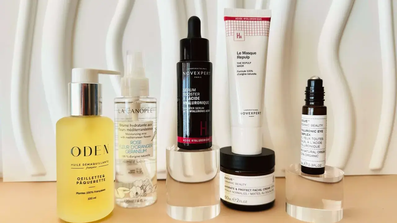 Routine de soins avec sérum acide hyaluronique, masque et crème. L'acide salicylique matin ou soir peut compléter ce rituel.