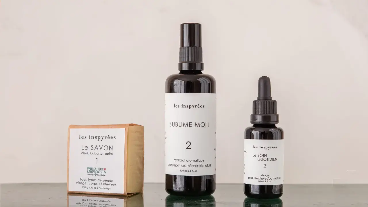 Savon, hydrolat et soin quotidien pour peau sèche et mature. Une routine complète pour hydrater et nourrir.
