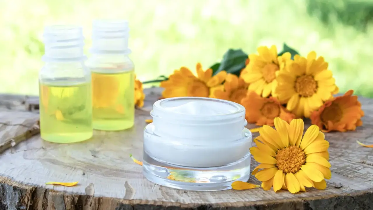 Crème et huiles à base de fleurs jaunes, rappelant l'arnica. Attention, certaines personnes peuvent y être allergiques.