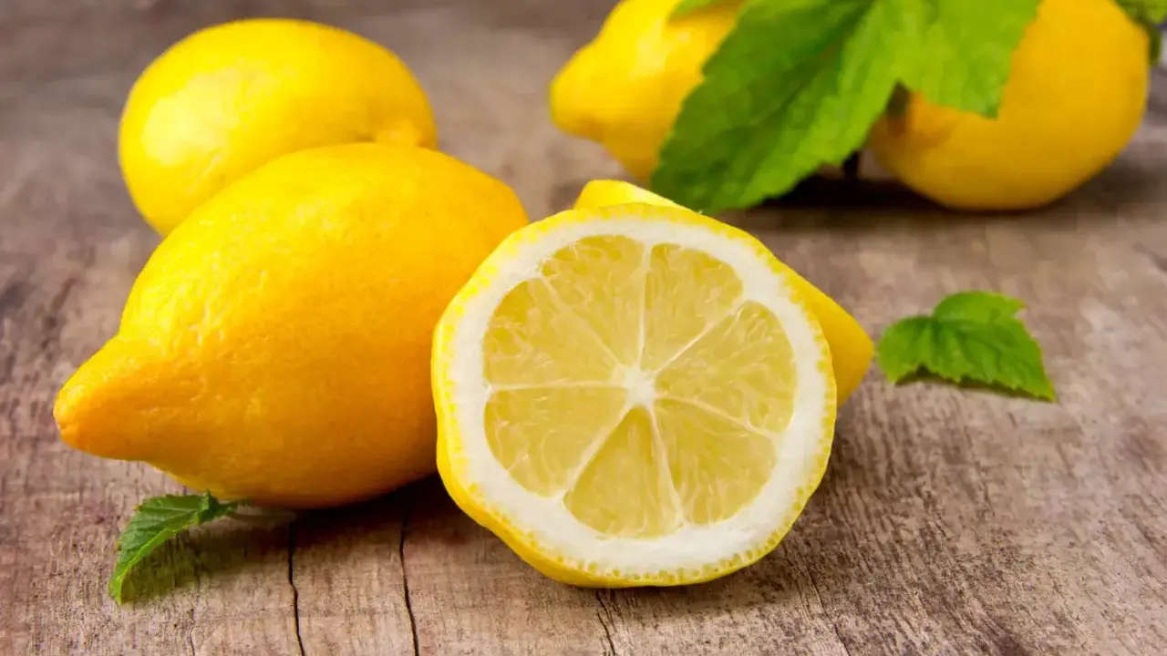 Citrons frais sur bois, un remède naturel contre l'acné.