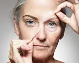 Visage d'une femme dont la peau est retirée, révélant les signes du vieillissement cutané.