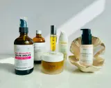 Routine de soins pour le visage sec : démaquillant doux, brume hydratante, baume de nuit et masque au miel.
