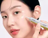 Application d'un sérum au rétinol, pour éviter le retinol effet secondaire, une peau éclatante.