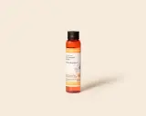 Flacon d'huile de rose musquée du Chili. Bien que bénéfique, il faut être vigilant quant à l'huile de rose musquée danger potentiel pour les peaux sensibles.