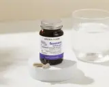 Flacon de resvératrol et OPC de raisin, antioxydant. Bien que le resvératrol soit vanté pour ses bienfaits, il est important de connaître le resvératrol danger potentiel.