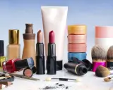 Collection de produits cosmétiques, dont rouges à lèvres, vernis et pinceaux. Un produit cosmétique sans date de péremption, idéal pour une trousse de beauté.