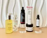 Routine de soins avec sérum acide hyaluronique, masque et crème. L'acide salicylique matin ou soir peut compléter ce rituel.