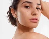 Visage d'une jeune femme avec quelques imperfections, illustrant ce qu'est la peau mixte.