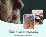 Gros plan sur une peau marquée par des ridules de déshydratation. Une injection et de l'aloe vera suggèrent des solutions.