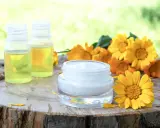 Crème et huiles à base de fleurs jaunes, rappelant l'arnica. Attention, certaines personnes peuvent y être allergiques.