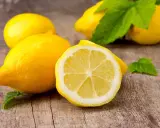 Citrons frais sur bois, un remède naturel contre l'acné.