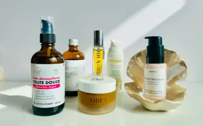 Routine de soins pour le visage sec : démaquillant doux, brume hydratante, baume de nuit et masque au miel.