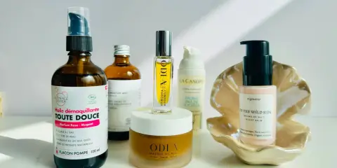 Routine de soins pour le visage sec : démaquillant doux, brume hydratante, baume de nuit et masque au miel.