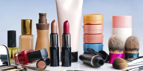 Collection de produits cosmétiques, dont rouges à lèvres, vernis et pinceaux. Un produit cosmétique sans date de péremption, idéal pour une trousse de beauté.