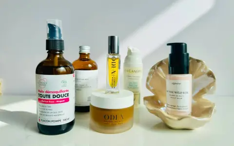 Routine de soins pour le visage sec : démaquillant doux, brume hydratante, baume de nuit et masque au miel.