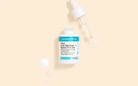 Sérum Aroma-Zone à l'acide salicylique végétal 2% & Zinc, idéal pour désincruster et resserrer les pores. Une formule concentrée qui agit comme la vitamine C pour une peau nette.