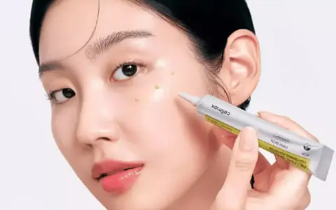 Application d'un sérum au rétinol, pour éviter le retinol effet secondaire, une peau éclatante.