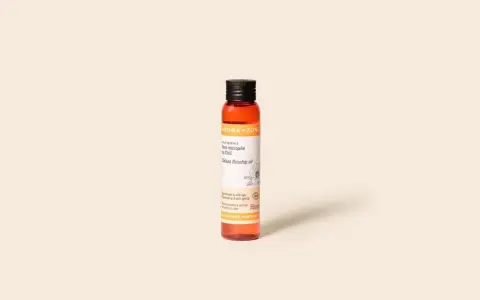 Flacon d'huile de rose musquée du Chili. Bien que bénéfique, il faut être vigilant quant à l'huile de rose musquée danger potentiel pour les peaux sensibles.