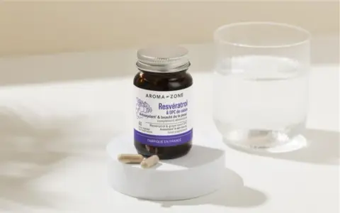 Flacon de resvératrol et OPC de raisin, antioxydant. Bien que le resvératrol soit vanté pour ses bienfaits, il est important de connaître le resvératrol danger potentiel.