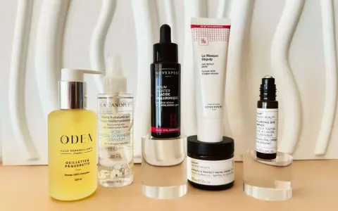 Routine de soins avec sérum acide hyaluronique, masque et crème. L'acide salicylique matin ou soir peut compléter ce rituel.