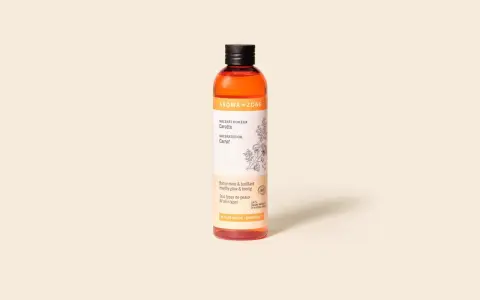 Flacon d'huile de carotte Aroma-Zone. Ce macérat huileux, bien que bénéfique, peut présenter un danger s'il est mal utilisé.