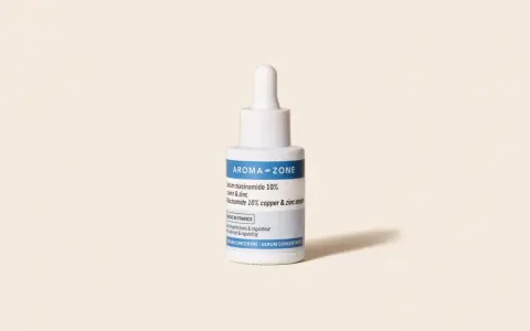 Sérum Aroma-Zone à la niacinamide 10% cuivre & zinc. Idéal pour une routine matin ou soir, ce soin anti-imperfections régule la peau.