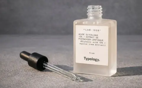 Flacon de sérum Typology Acide Glycolique 10%. La question "peut on mélanger acide glycolique et acide hyaluronique" est au cœur des routines de soins.