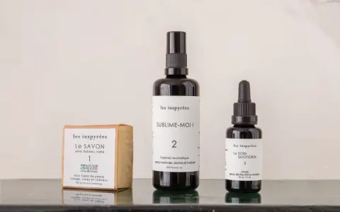 Savon, hydrolat et soin quotidien pour peau sèche et mature. Une routine complète pour hydrater et nourrir.