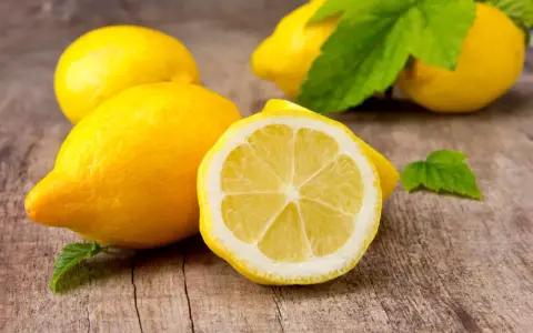 Citrons frais sur bois, un remède naturel contre l'acné.
