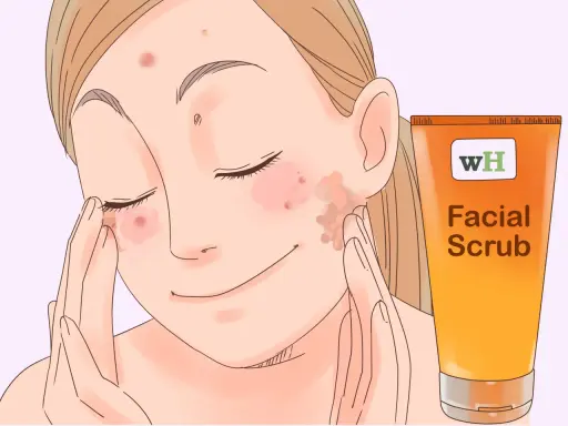 Une jeune femme applique un gommage facial pour savoir comment enlever les boutons sur le visage en une nuit.