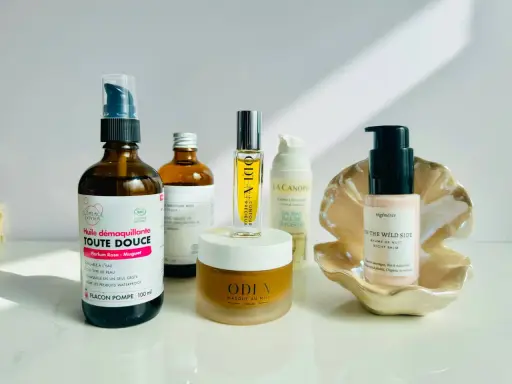 Routine de soins pour le visage sec : démaquillant doux, brume hydratante, baume de nuit et masque au miel.