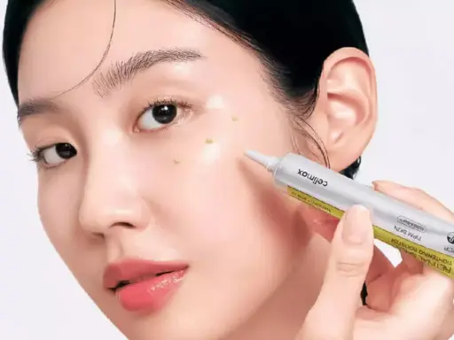 Application d'un sérum au rétinol, pour éviter le retinol effet secondaire, une peau éclatante.