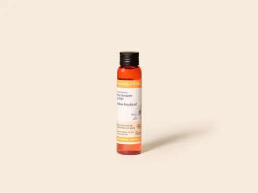 Flacon d'huile de rose musquée du Chili. Bien que bénéfique, il faut être vigilant quant à l'huile de rose musquée danger potentiel pour les peaux sensibles.