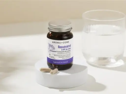 Flacon de resvératrol et OPC de raisin, antioxydant. Bien que le resvératrol soit vanté pour ses bienfaits, il est important de connaître le resvératrol danger potentiel.