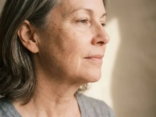 Portrait d'une femme mûre avec des taches brunes sur le visage. Découvrez comment enlever les taches sur le visage en 3 jours pour une peau plus uniforme.