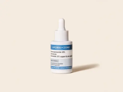 Sérum Aroma-Zone à la niacinamide 10% cuivre & zinc. Idéal pour une routine matin ou soir, ce soin anti-imperfections régule la peau.