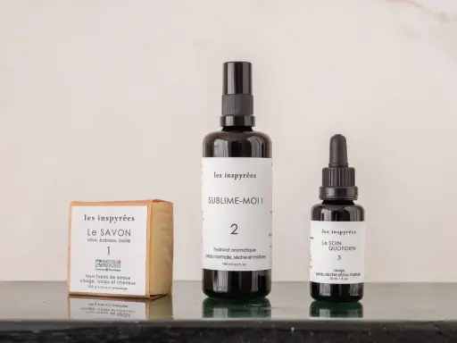 Savon, hydrolat et soin quotidien pour peau sèche et mature. Une routine complète pour hydrater et nourrir.