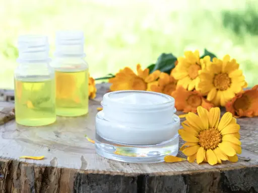 Crème et huiles à base de fleurs jaunes, rappelant l'arnica. Attention, certaines personnes peuvent y être allergiques.