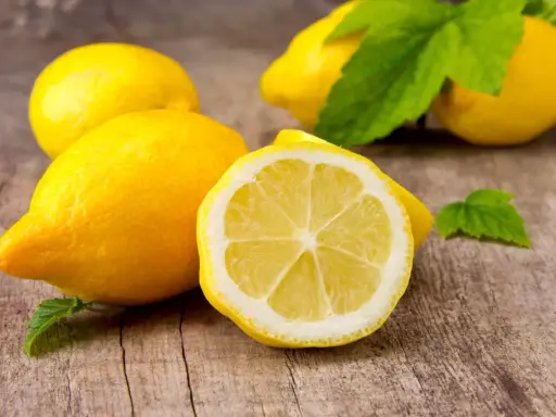 Citrons frais sur bois, un remède naturel contre l'acné.