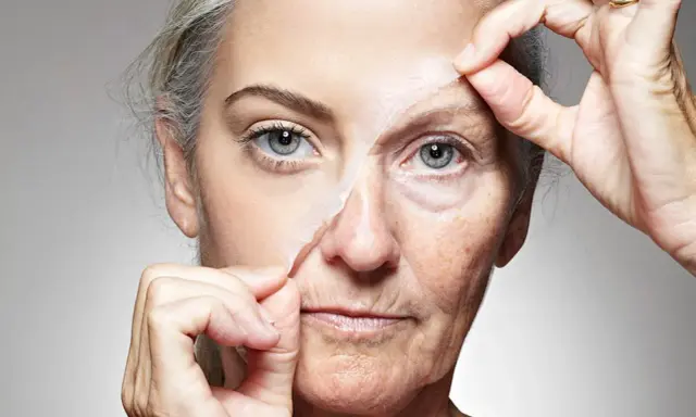 Visage d'une femme dont la peau est retirée, révélant les signes du vieillissement cutané.