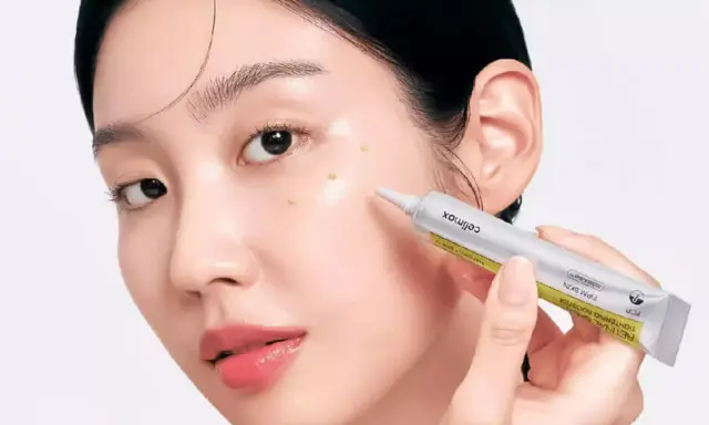 Application d'un sérum au rétinol, pour éviter le retinol effet secondaire, une peau éclatante.