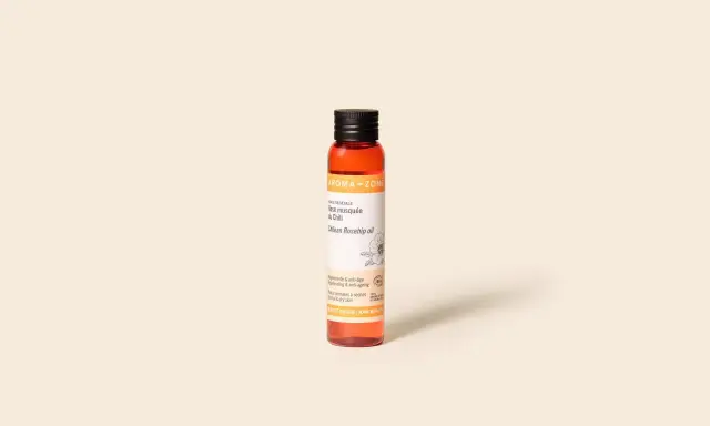 Flacon d'huile de rose musquée du Chili. Bien que bénéfique, il faut être vigilant quant à l'huile de rose musquée danger potentiel pour les peaux sensibles.