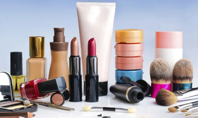 Collection de produits cosmétiques, dont rouges à lèvres, vernis et pinceaux. Un produit cosmétique sans date de péremption, idéal pour une trousse de beauté.